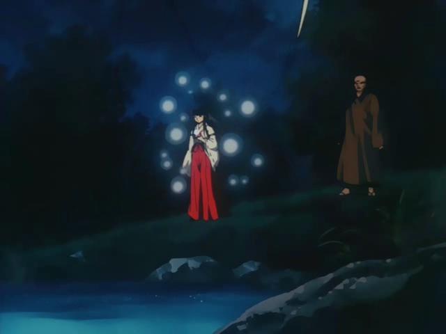 Otaku Gallery  / Anime e Manga / Inu-Yasha / Screen Shots / Episodi / 022 - Il sorriso malvagio, Kikyo tra la vita e la morte / 141.jpg